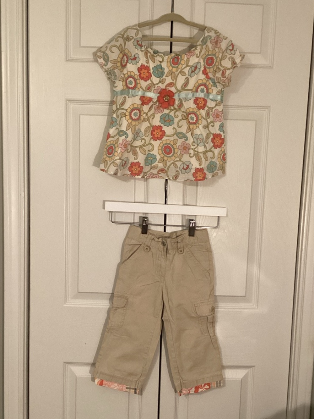 Gymboree Cream Floral Cap-Sleeve Top with Tan Cargo Pants Set Size 5